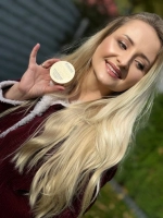 Unique powder that gives a shiny surface on the skin