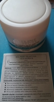 Halbfette Creme, die das Gesicht morgens und abends schützt.