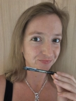 Гарний олівець для очей